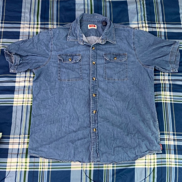 Wrangler Other - Wrangler denim button down short-sleeve shirt